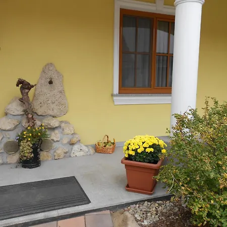 Weingut - Gaestezimmer Zum Schwalbennest Herrnbaumgarten