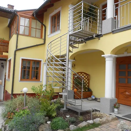 Weingut - Gastezimmer Zum Schwalbennest Проживание в семье Herrnbaumgarten