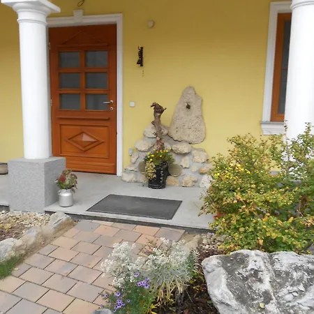 בית אירוח Weingut - Gaestezimmer Zum Schwalbennest *