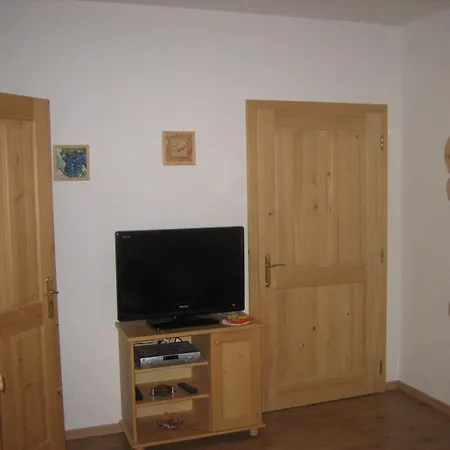 Weingut - Gastezimmer Zum Schwalbennest Проживание в семье
