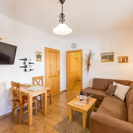 Weingut - Gaestezimmer Zum Schwalbennest Herrnbaumgarten