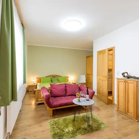 Weingut - Gaestezimmer Zum Schwalbennest בית אירוח *