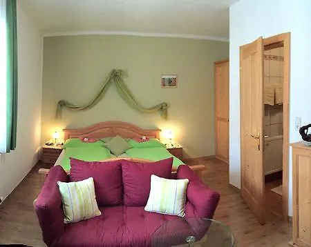 Weingut - Gastezimmer Zum Schwalbennest Проживание в семье