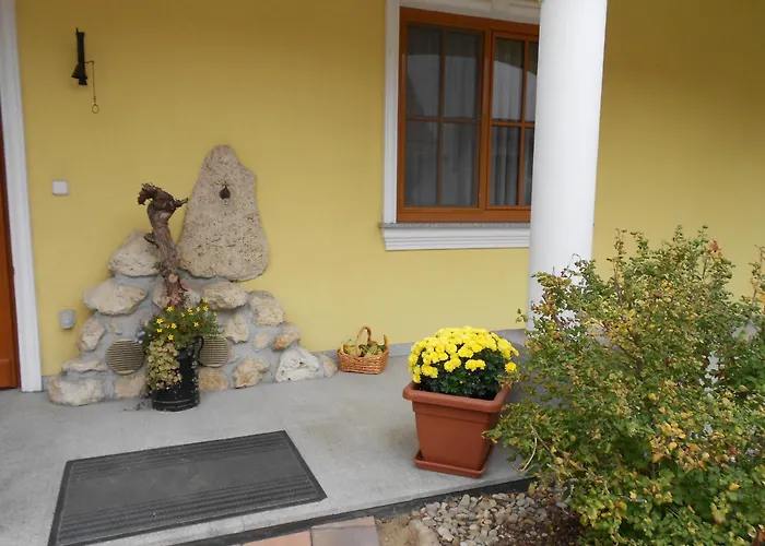 Weingut - Gaestezimmer Zum Schwalbennest Herrnbaumgarten