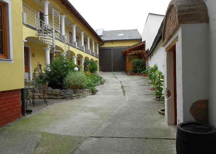 Weingut - Gaestezimmer Zum Schwalbennest Herrnbaumgarten